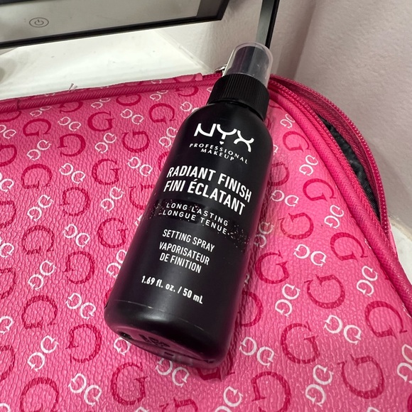 NYX Radiant Finish Setting Spray - Picture 1 of 2